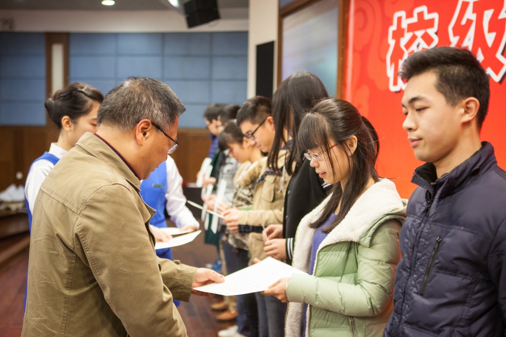 2015年度“beat365官网英才”奖，74名学子受益