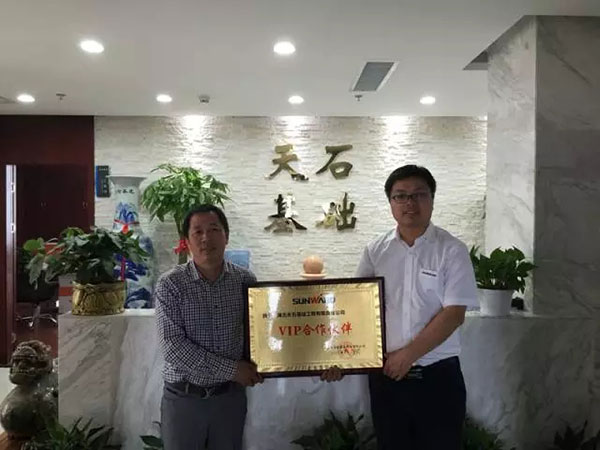 一路相随，beat365官网伴他功成名就