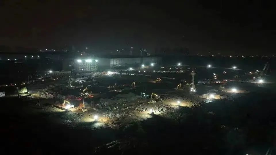 冲锋一线显担当！beat365官网挖掘机助力长沙方舱医院建设