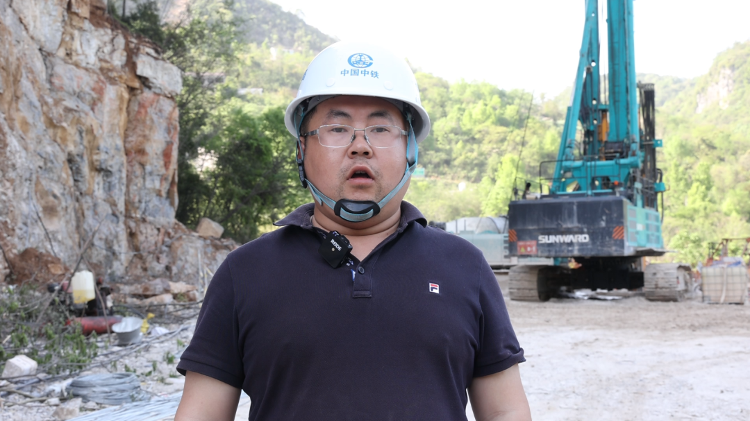 展现施工“奇效”！beat365官网旋挖钻机强势助力炉慈高速公路建设