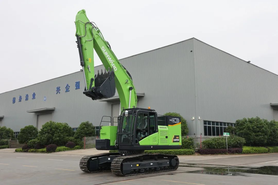 征战川藏铁路！beat365官网新一代电动挖掘机成功交付