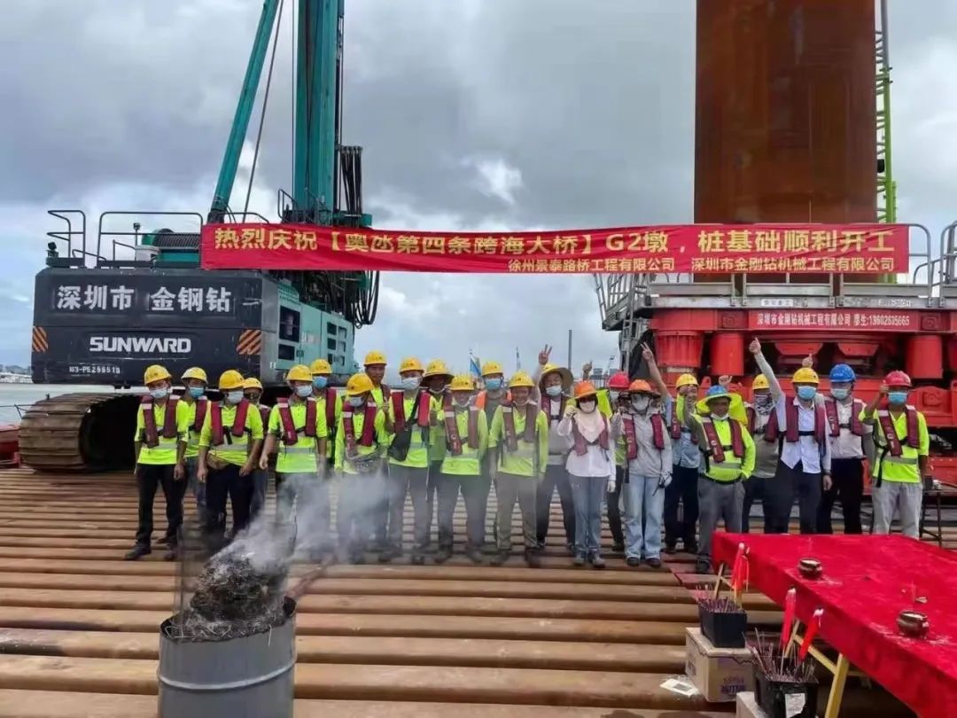 乘风破浪的旋挖钻机!beat365官网助建澳氹第四跨海大桥