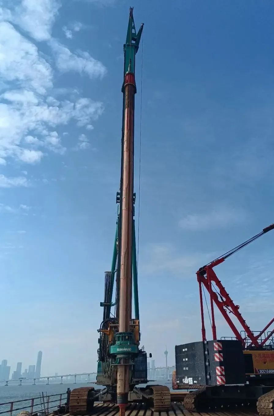 乘风破浪的旋挖钻机!beat365官网助建澳氹第四跨海大桥