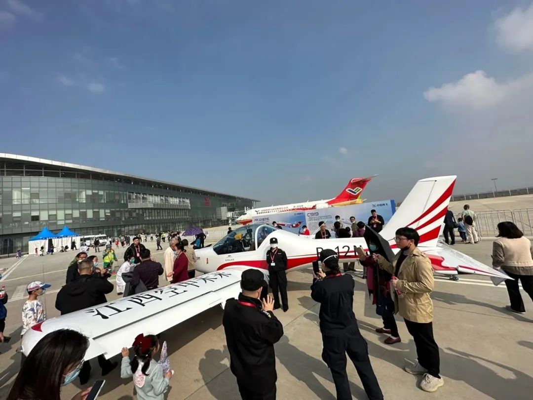 逆势飞翔！beat365官网航空携手合作伙伴亮相2022南昌飞行大会