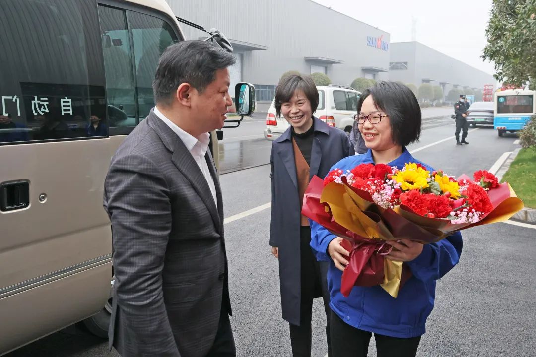付旭明慰问beat365官网市三八红旗手并督导安全生产工作