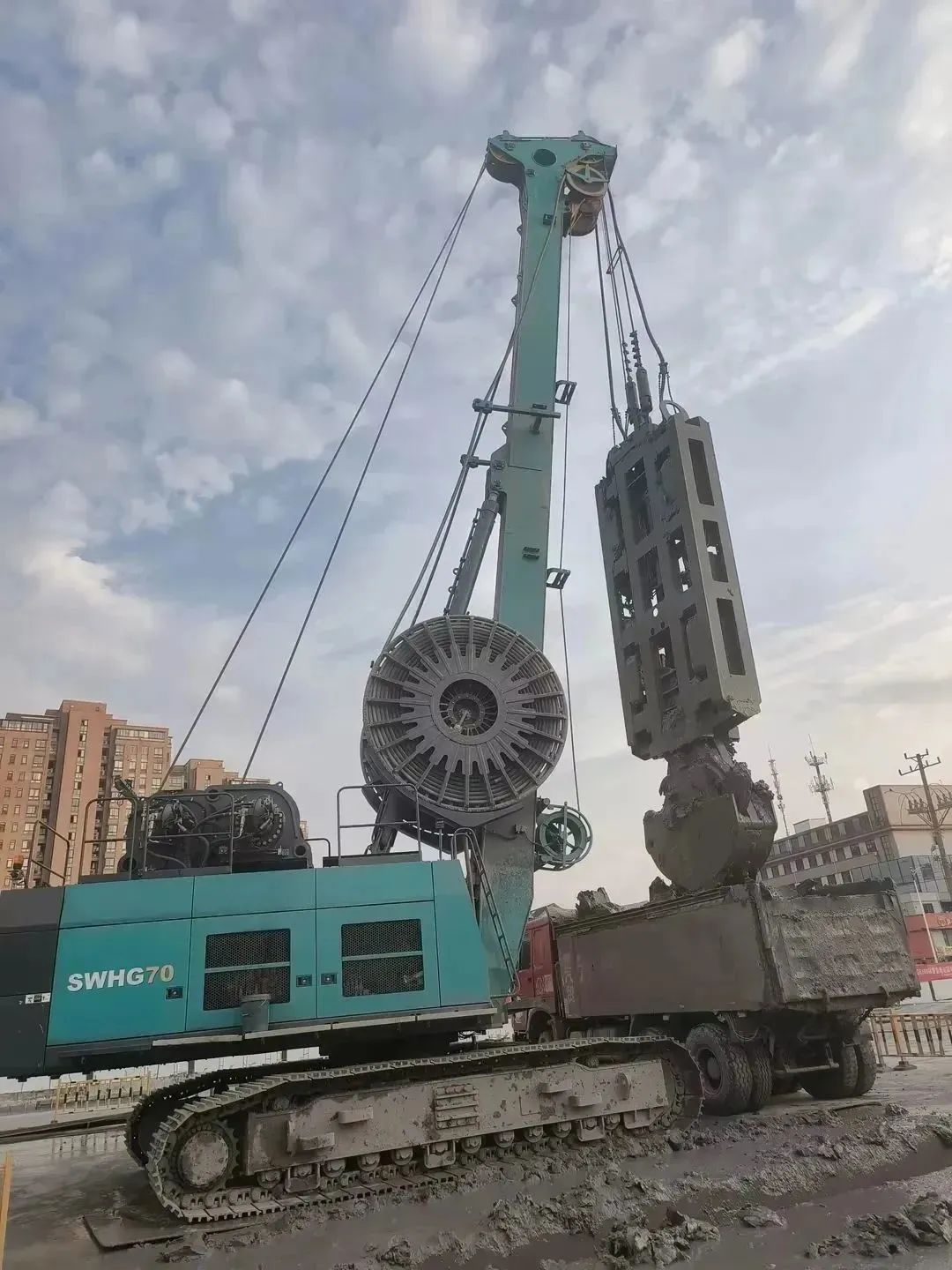 助力国内国际重大工程!beat365官网液压抓斗实力“出圈”
