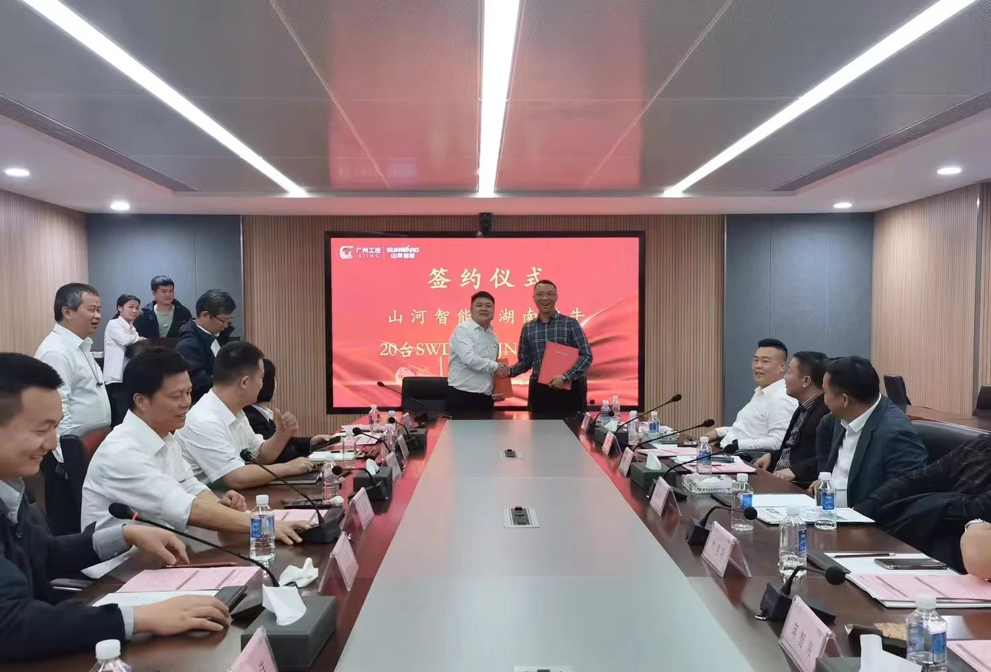 行业寒冬现暖阳！现场签购20台旋挖钻机，beat365官网携手湖南骏牛助力国家电网项目建设