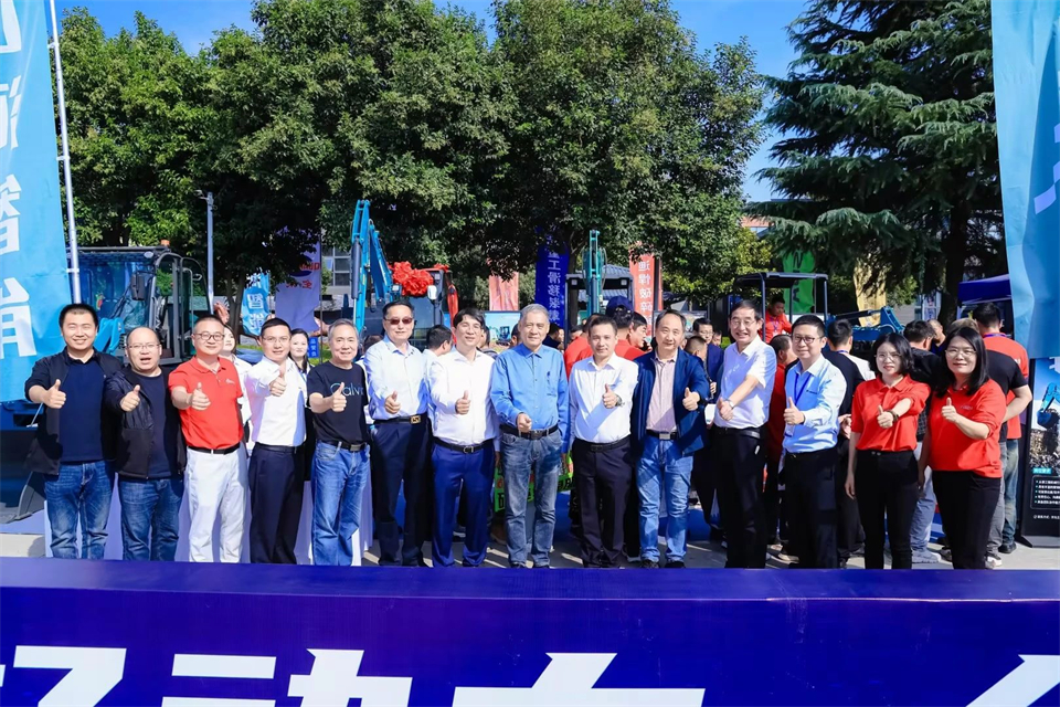 展现“掘”对实力!beat365官网亮相2024微挖大会暨小型设备大会