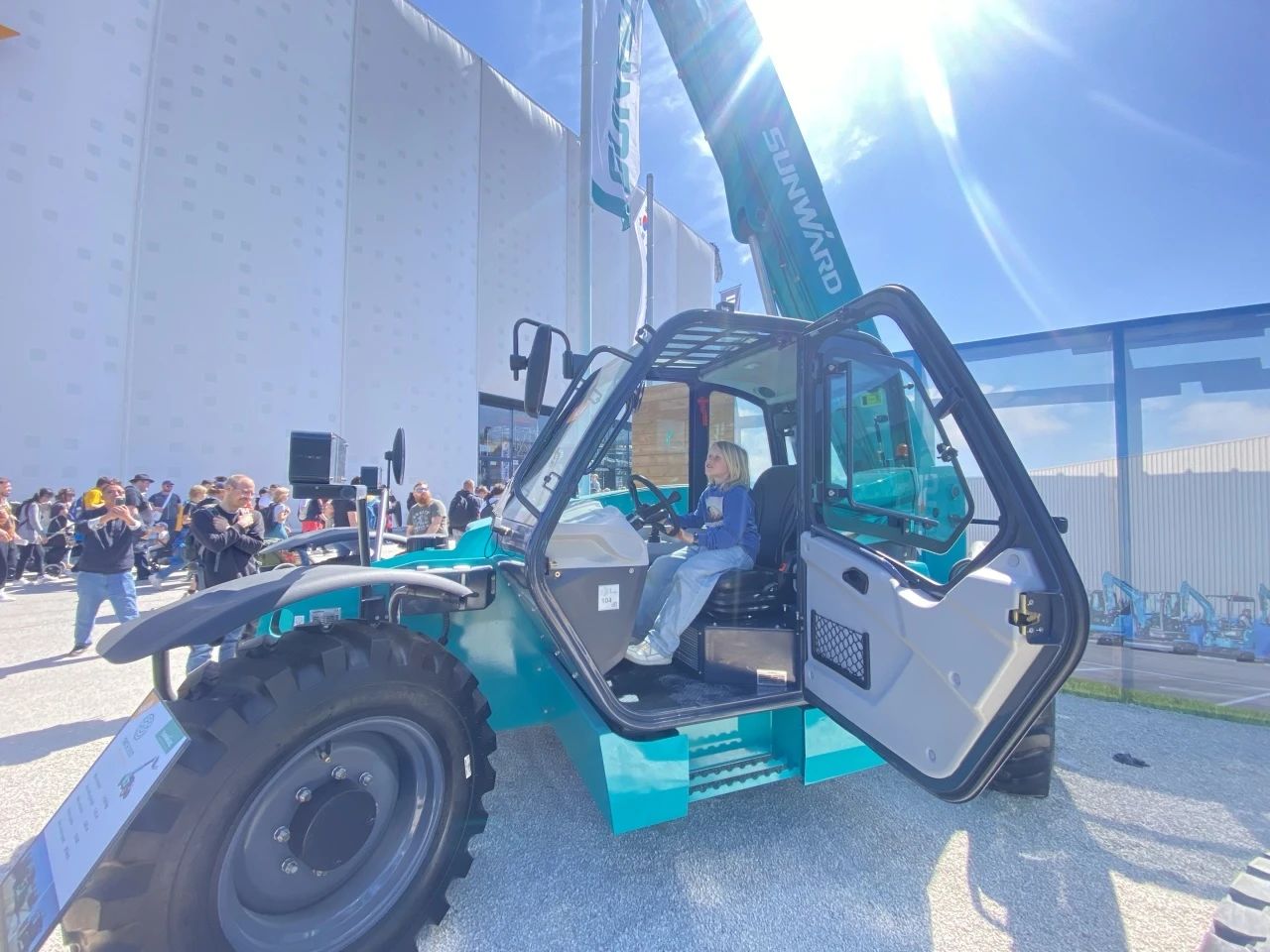 beat365官网高空机械闪耀Bauma 2025！ 新能源技术与创新产品获全球瞩目