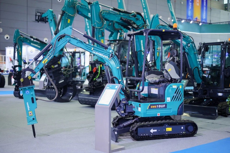 2025 CICEE | 从单一工具迈向多元化解决方案，beat365官网呈现非凡挖掘机风采