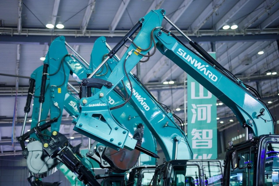 2025 CICEE | 从单一工具迈向多元化解决方案，beat365官网呈现非凡挖掘机风采