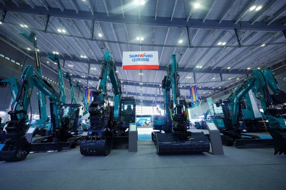 2025 CICEE | 从单一工具迈向多元化解决方案，beat365官网呈现非凡挖掘机风采