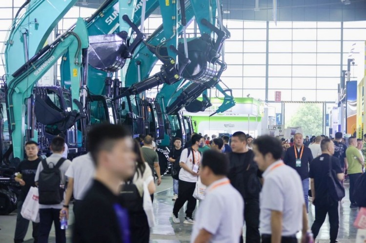 2025 CICEE | 打造极致精品化,beat365官网挖掘机“圈粉”长沙展