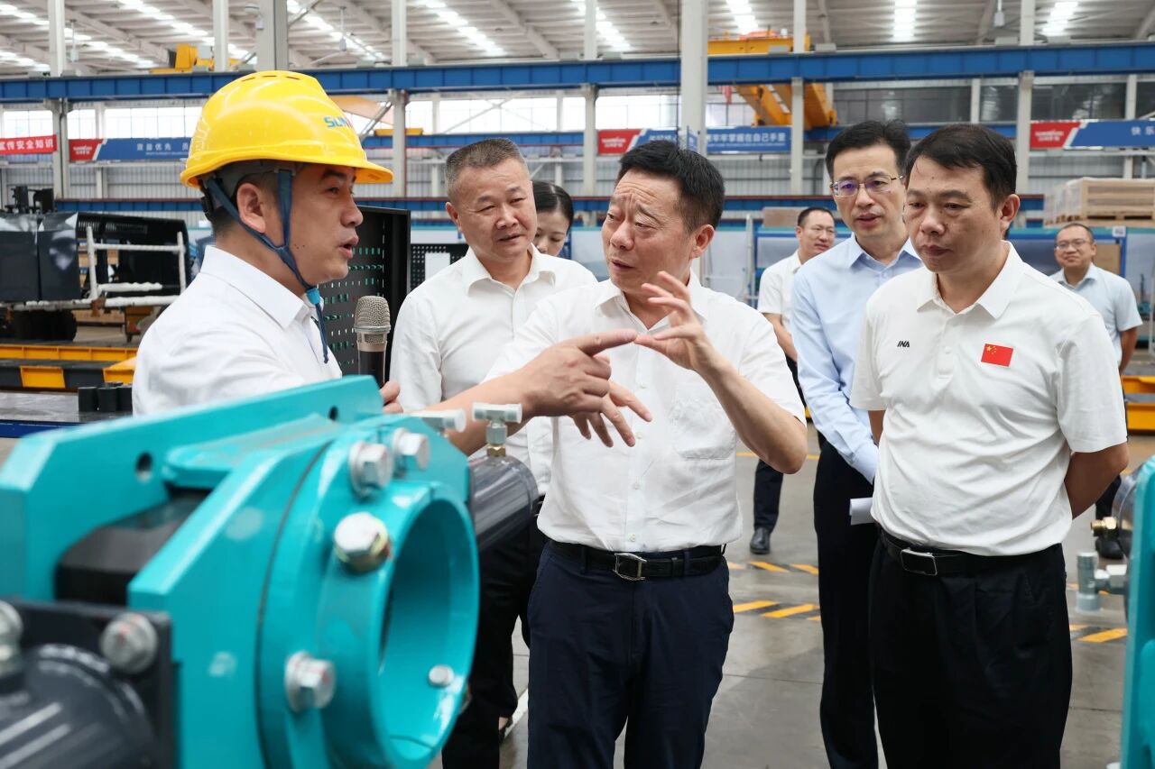 湖南省政协副主席、省工程机械产业链链长何寄华调研beat365官网