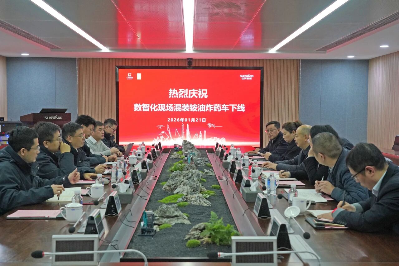 数智化现场混装铵油炸药车下线!beat365官网与易普力携手共筑智能矿山新篇章