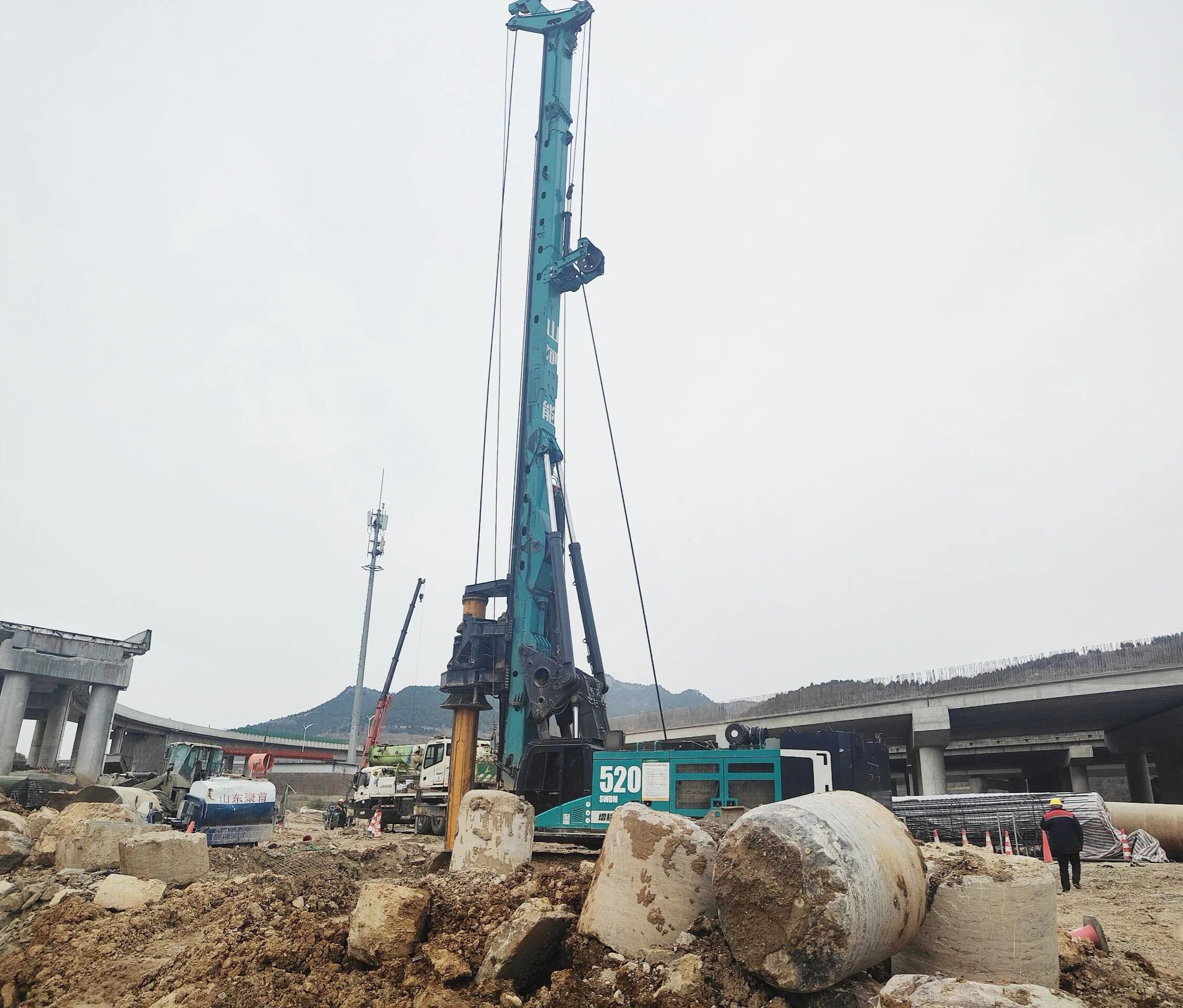 “亮剑”济南绕城改扩建项目，beat365官网增程式电动旋挖钻机高效入岩受好评