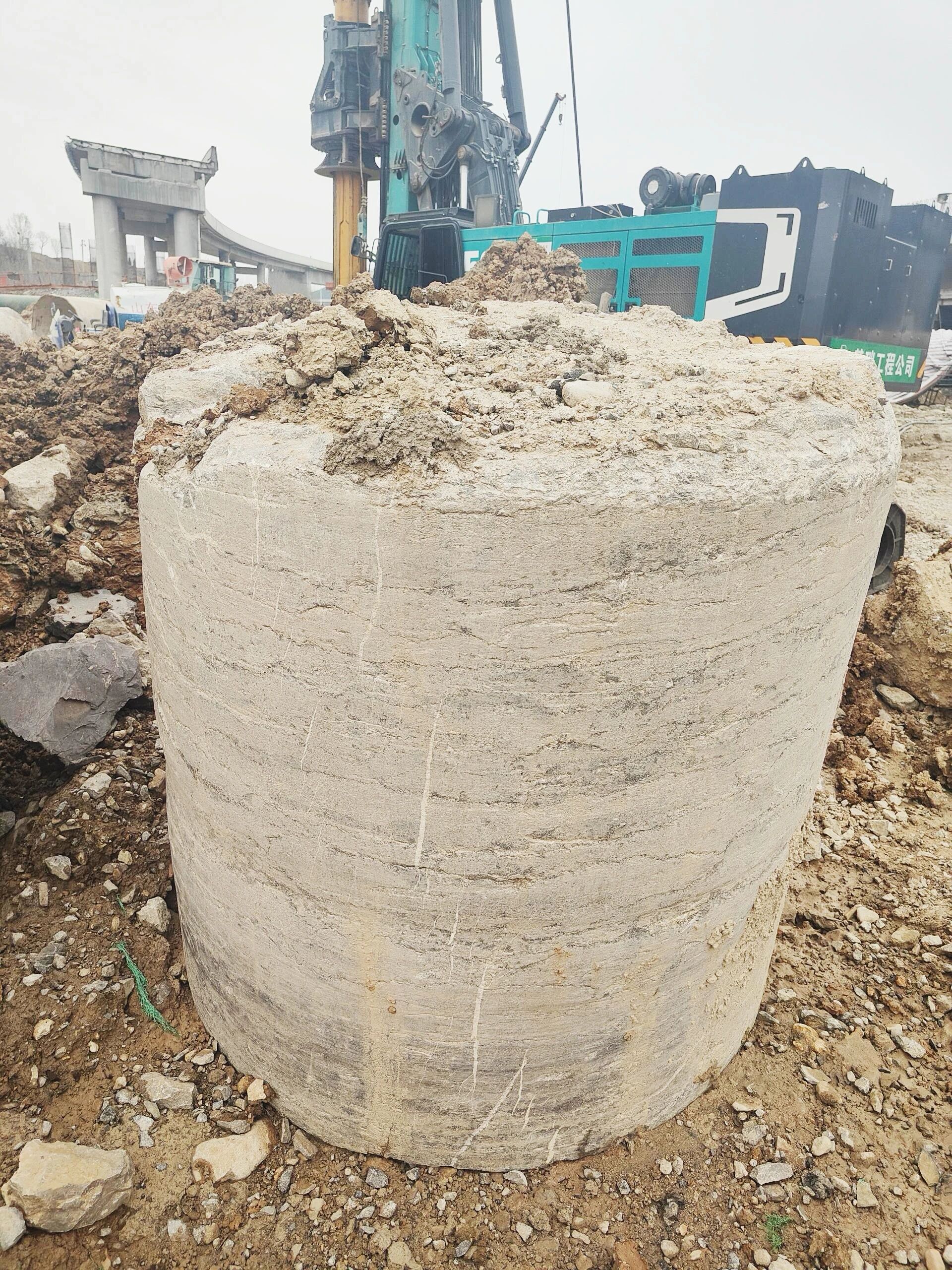 “亮剑”济南绕城改扩建项目，beat365官网增程式电动旋挖钻机高效入岩受好评